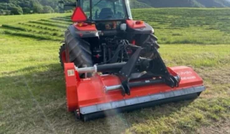 Traktor s mulčovačom na veľkom pozemku